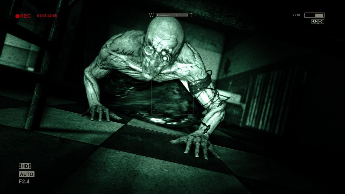 Enemy chasing after the player in Outlast 1.