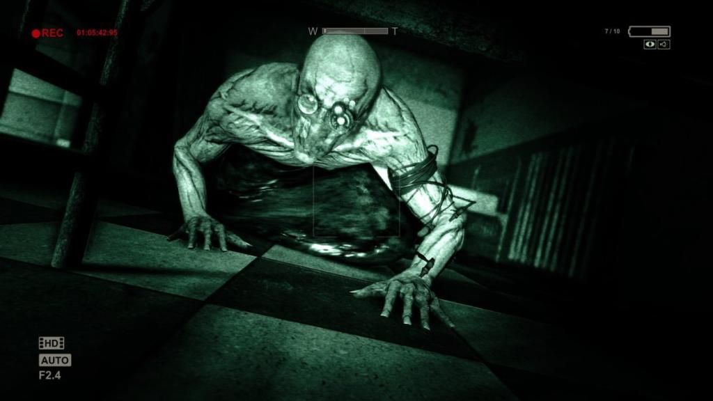 Enemy chasing after the player in Outlast 1. 