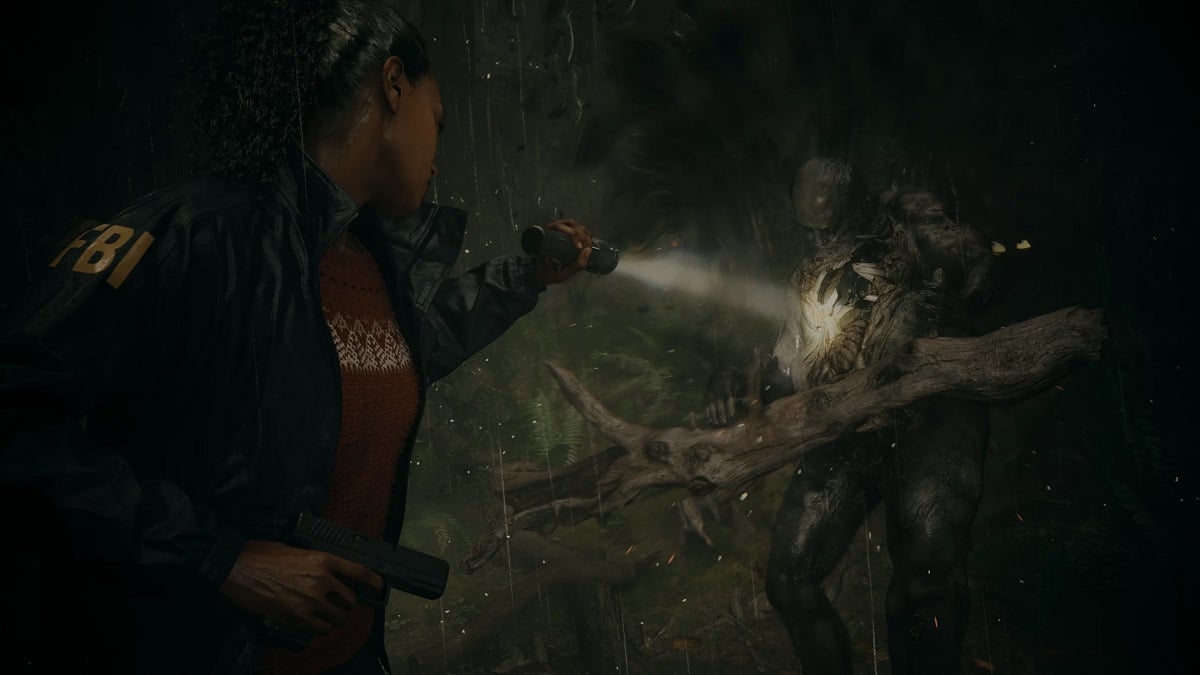 Alan Wake 2: Saga Anderson pointing a flashlight at a shadow creature.