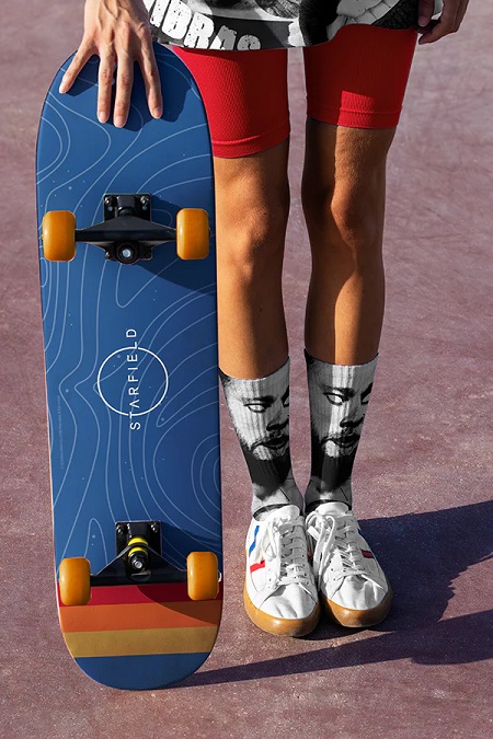 Ein Foto von jemandem, der ein Starfield-Skateboard in der Hand hält.