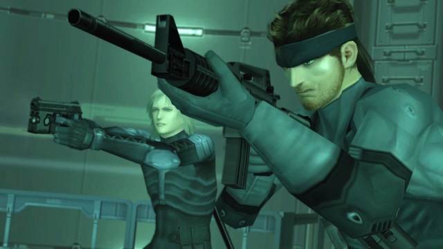 Metal Gear Solid 2: Snake y Raiden apuntando con armas fuera de la pantalla.