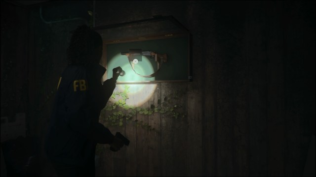 Сага Андерсон находит обрез в Alan Wake 2.
