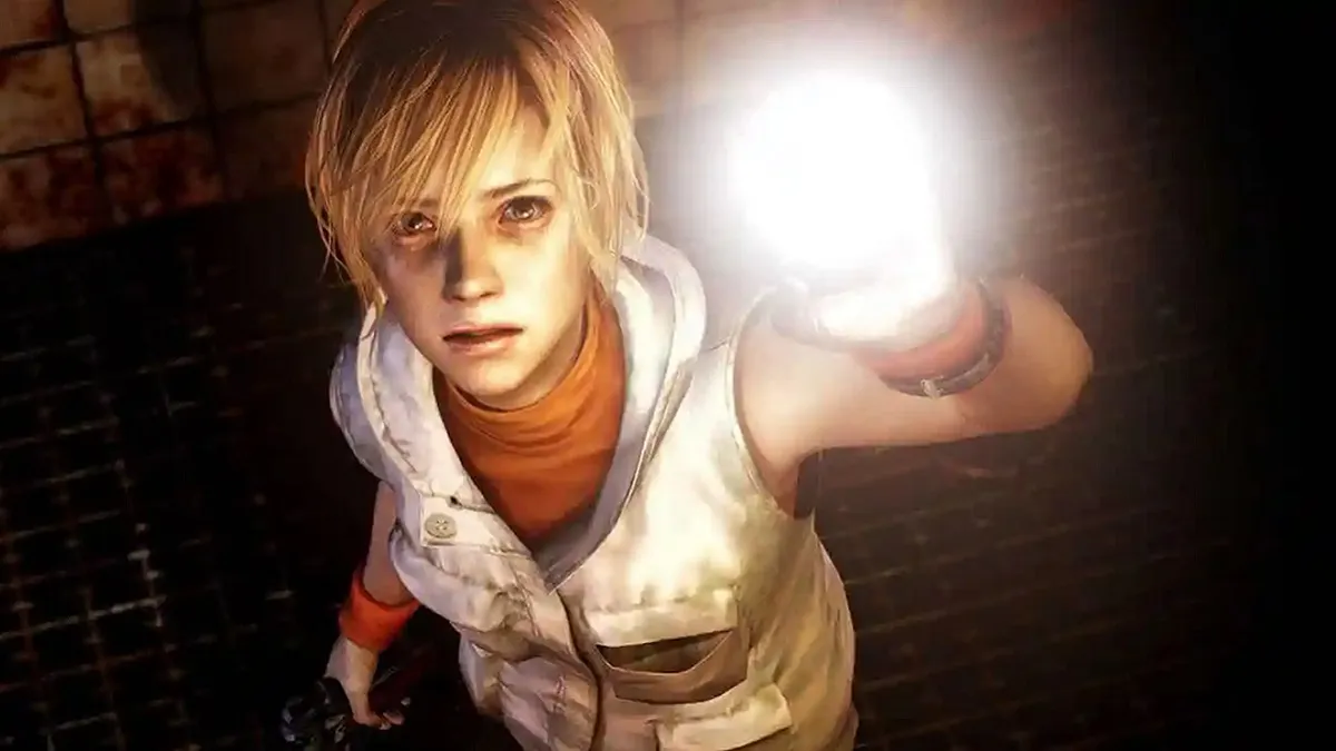 Silent Hill 3: Heather shining a light towards the camera.