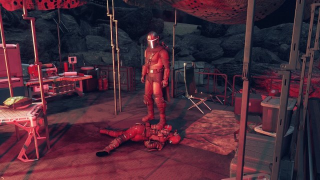 Starfield: Boba Fett steht auf einer Leiche, in rotes Licht getaucht.