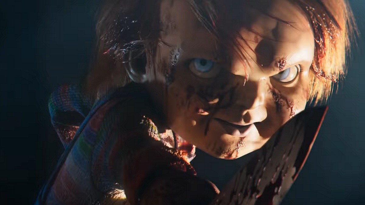 Dead by Daylight: Chucky looking menacingly at the camera while holding a bloody knife.