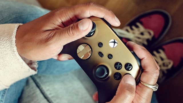 Goldfarbener Xbox Series X/S-Controller.