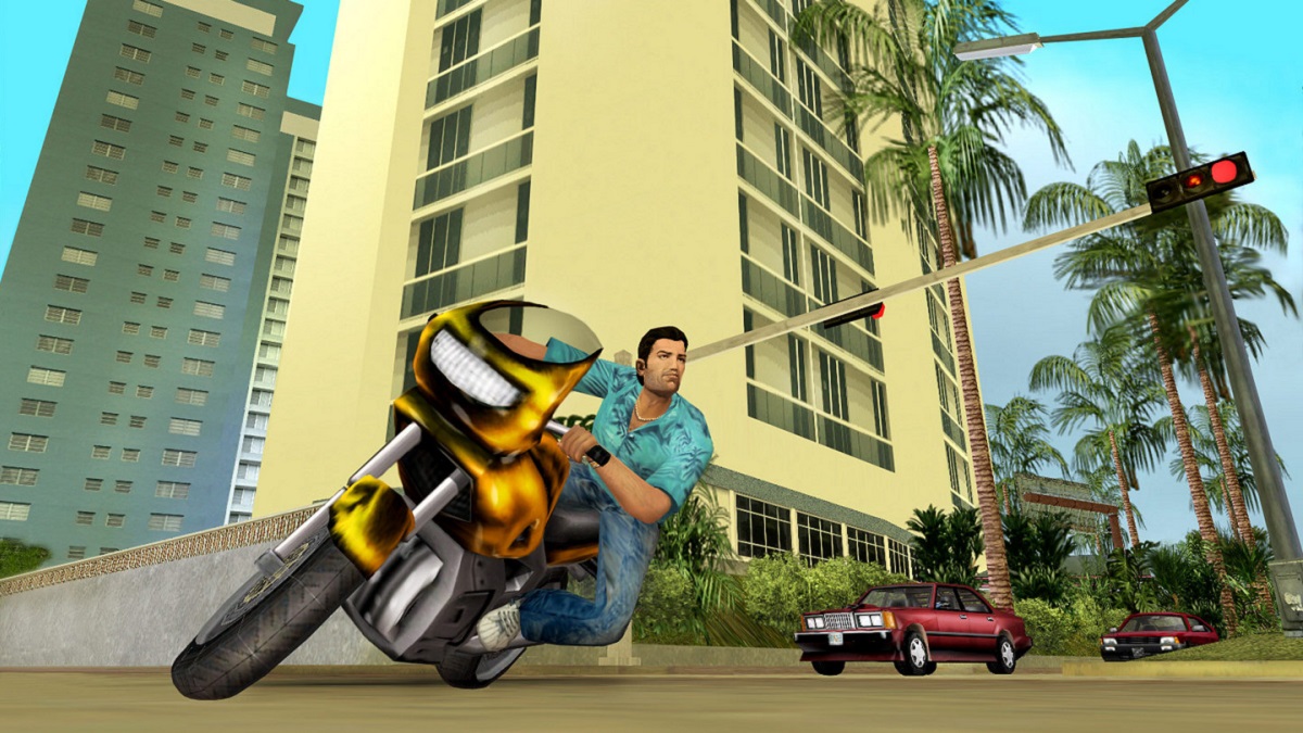 GTA Vice City: Tommy Vercetti turning sharply on a yellow motorbike.