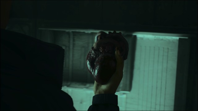 Сага Андерсон держит сердце в универсальном магазине в Alan Wake 2.