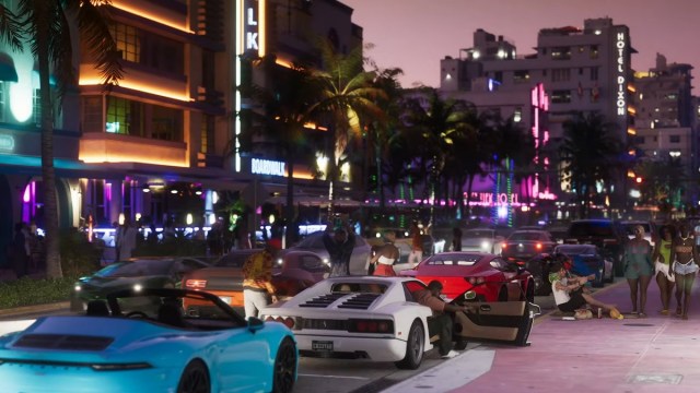 GTA 6: una fila de autos deportivos estacionados al costado de una calle concurrida por la noche.