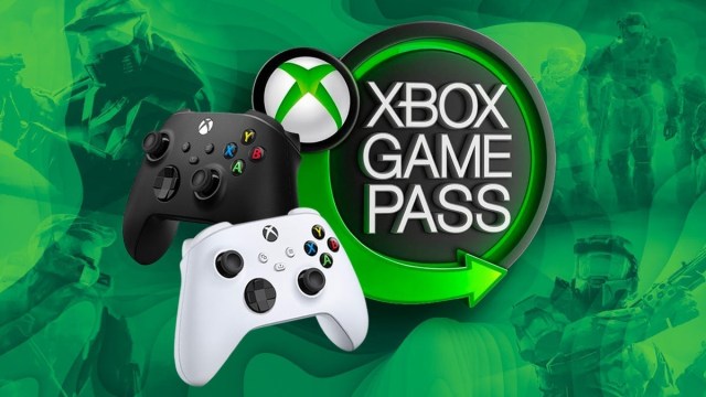 Xbox Game Pass-Logo und ein weißer und ein schwarzer Controller, alles auf grünem Hintergrund.
