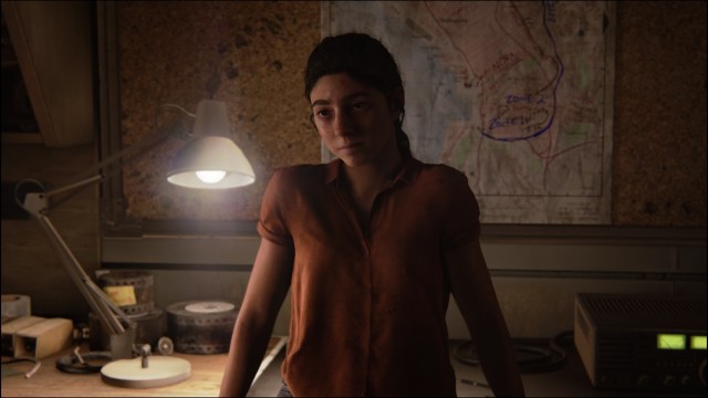 Дина перед картой в обновленной версии The Last of Us Part 2.