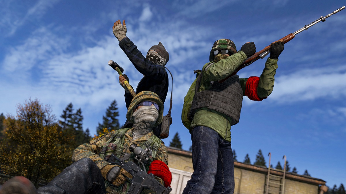 DayZ; camouflage-clad players posing while holding their weapons.