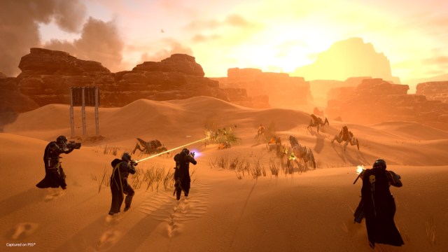играйте в Helldivers 2 в одиночку или в команде в пустыне
