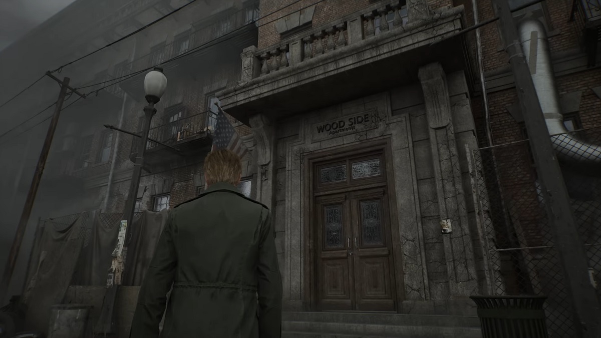 Silent Hill 2: James Sunderland looking at the entrance to Wood Side apartments.