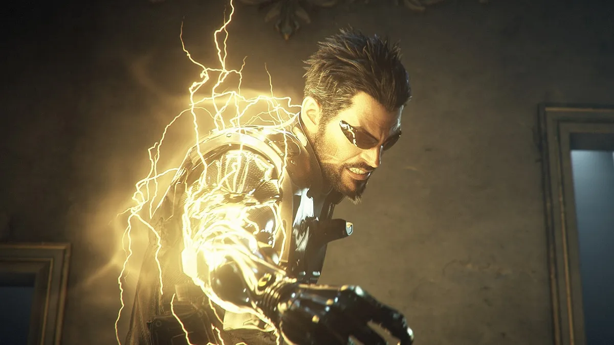 Deus Ex Mankind Divided: arcs of yellow electricity coming out of Adam Jensen's arm.