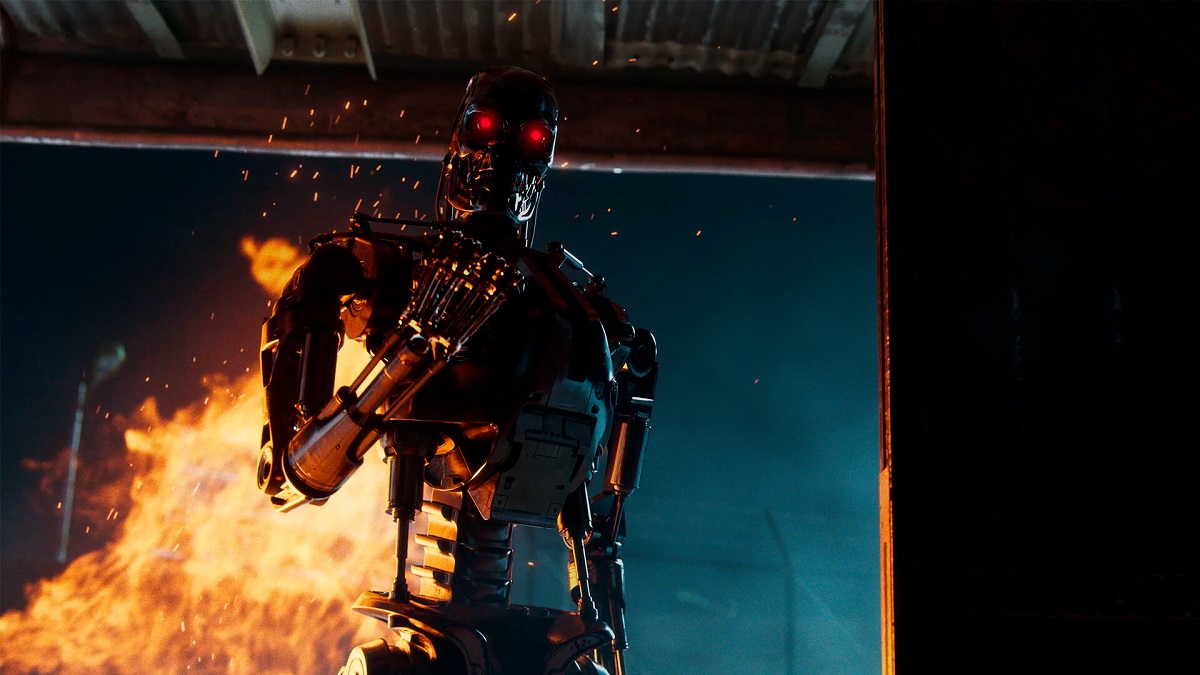 Terminator Survivor: ein wütend aussehender Terminator-Roboter mit Flammen dahinter.