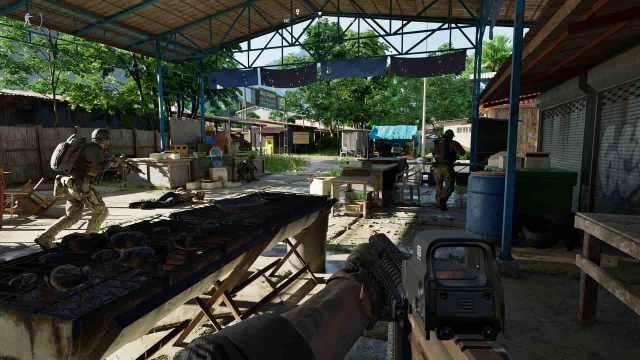 Ein Spieler von Gray Zone Warfare geht durch ein Lagerhaus, mit Spielern vor ihm.