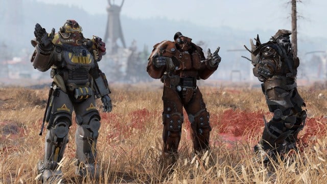 Fallout 76: Menschen in Rüstung der Stählernen Bruderschaft posieren auf einem Feld.