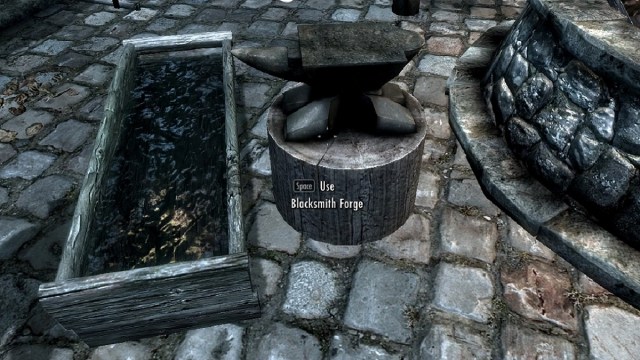Screenshot aus Skyrim, der eine Schmiede neben einem Trog mit klarem Wasser zeigt.