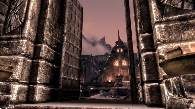 Skyrim: Ein geöffnetes Stadttor zeigt das Innere von Windhelm.