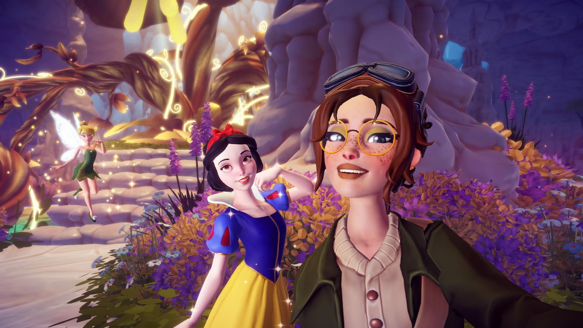 Taking a picture with Snow White and Tinker Bell in disney dreamlight valley
