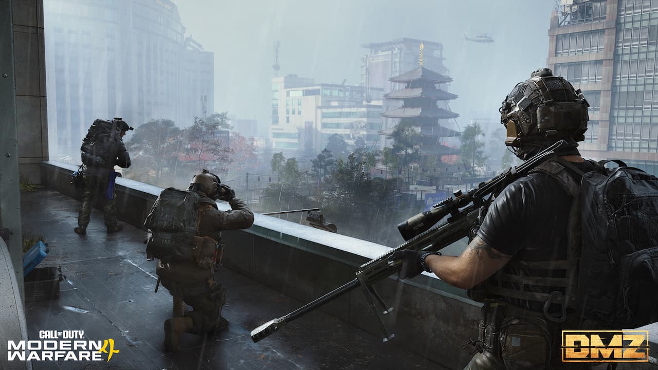 Soldiers look out into the deserted area of Hajin in Cod MW4's DMZ mode.
