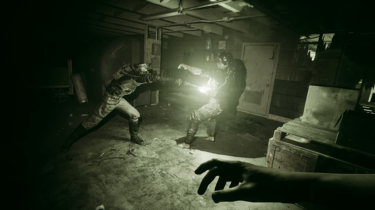Players fighting an anomaly The Outlast Trials